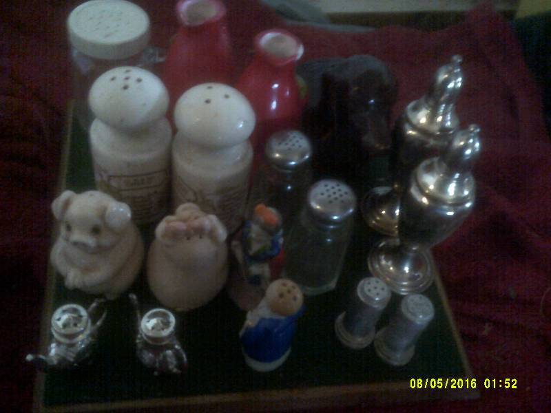 lot 61 image: COLLECTIBLE SALT AND PEPPERS