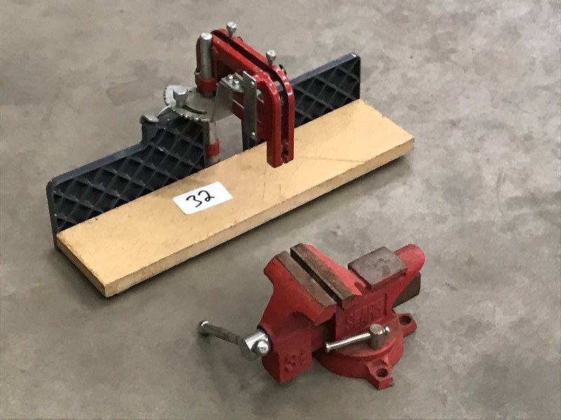 (1) Benchtop Vise With 3.5 Jaw & (...