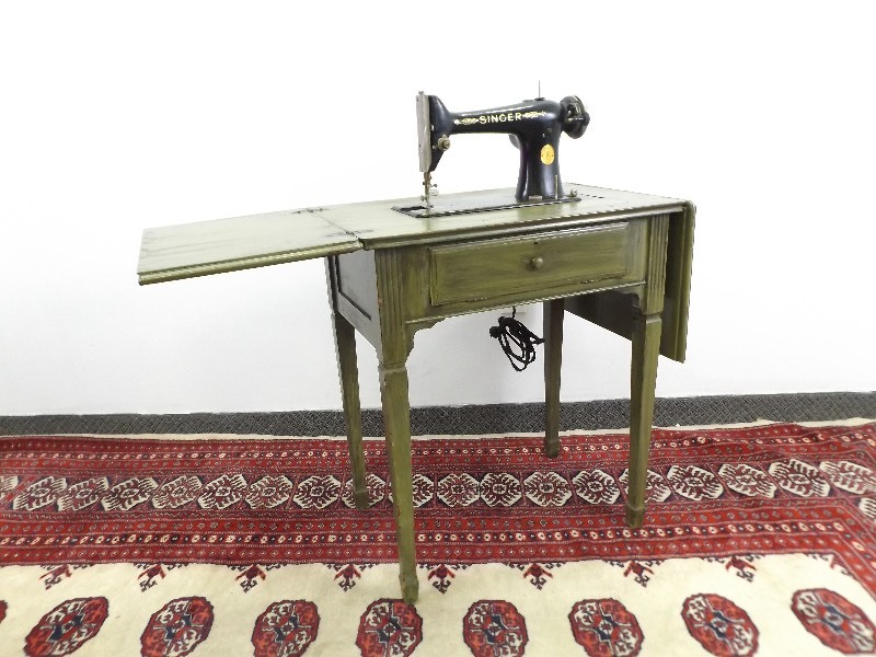 lot 8 image: AntiqueVintage Working Singer Sewing Machine in Sewing Cabinet