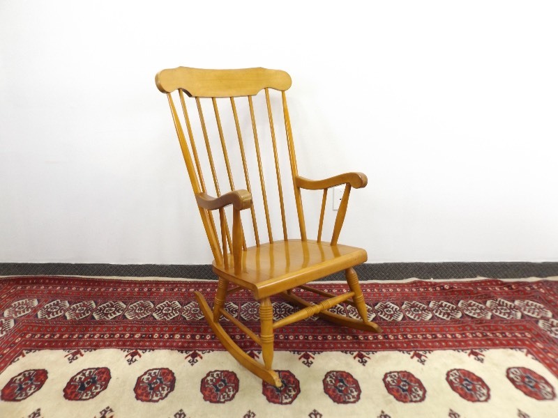 lot 10 image: Solid Wood Rocking Chair