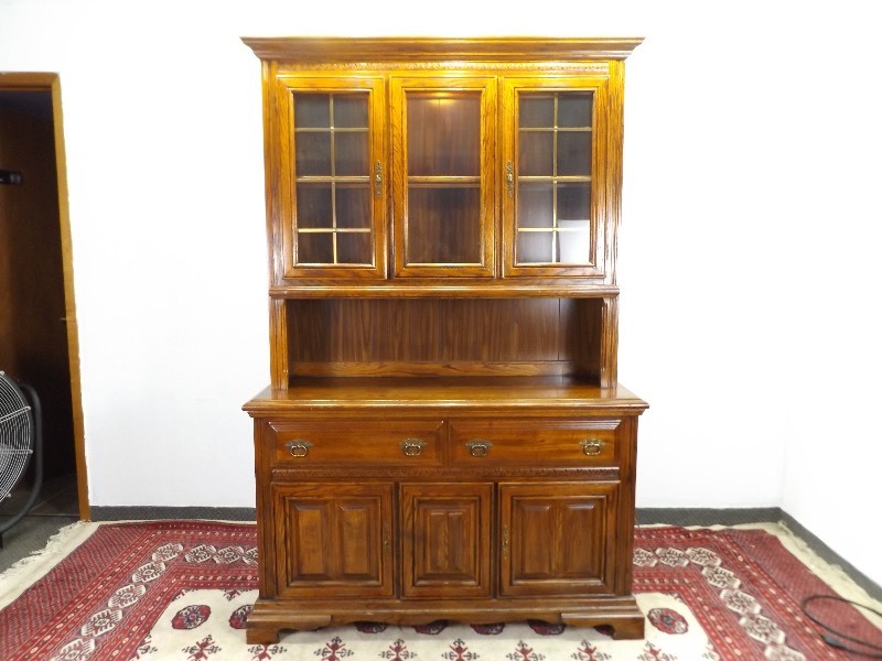 lot 6 image: Vintage 2-Piece Wood Hutch