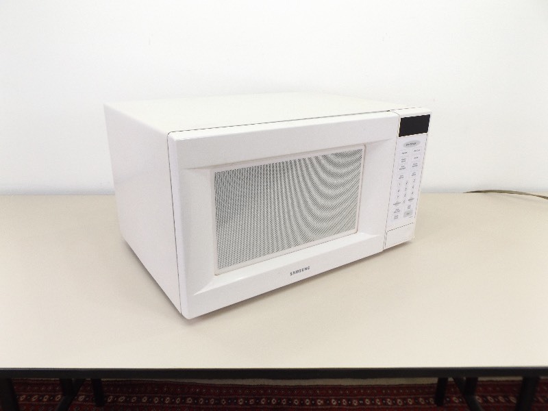 lot 20 image: Samsung Microwave