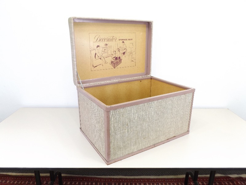 lot 21 image: Vintage Decorator Storage TrunkSeat