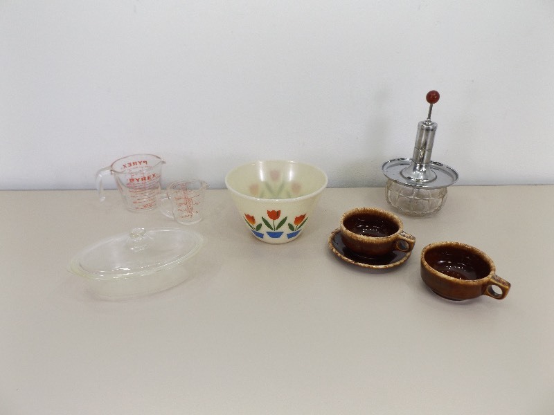 lot 26 image: Large Lot of Vintage FireKing, Pyrex, Hull, etc. Dishes