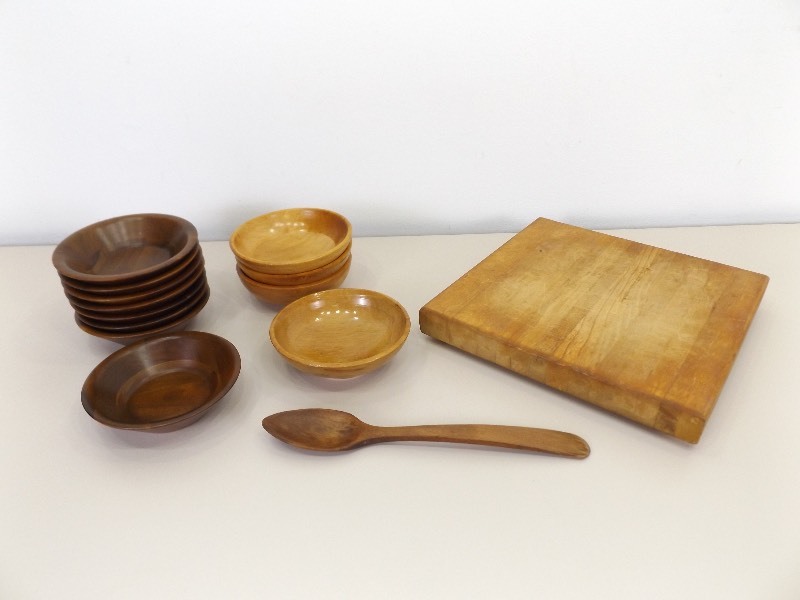 lot 27 image: Lot of Vintage WalnutWood Bowls, Cutting Board, etc.