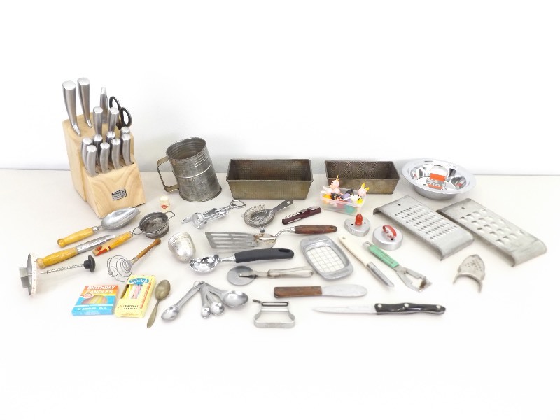 lot 28 image: Chicago Cutlery Knife Set, and Vintage Kitchen Utensils