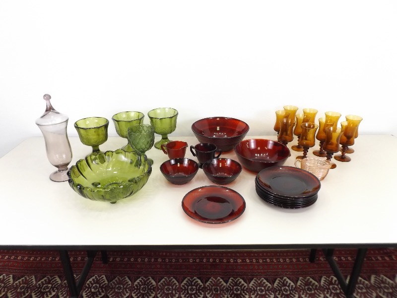 lot 30 image: Large Lot of AntiqueVintage Glassware