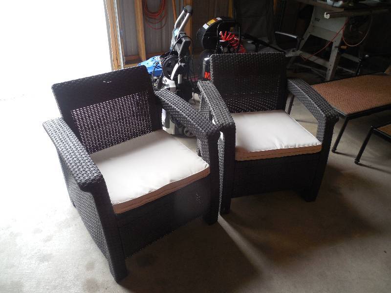 lot 46 image: (2) Cushion Wicker Patio Chairs