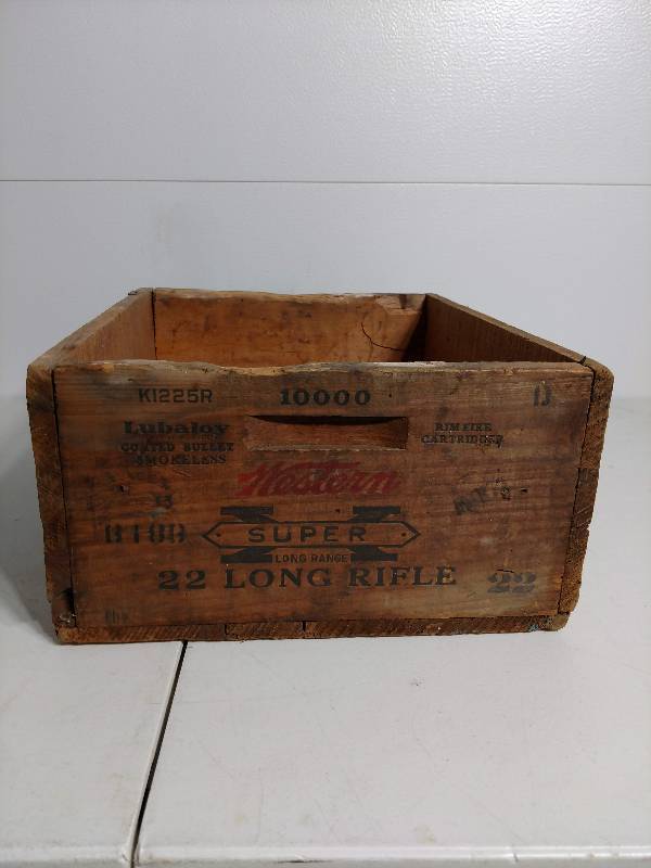 lot 11 image: Vintage Wooden Ammo Box