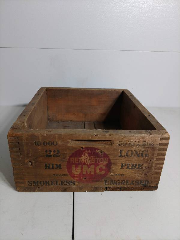 lot 13 image: Vintage Wooden Ammo Box