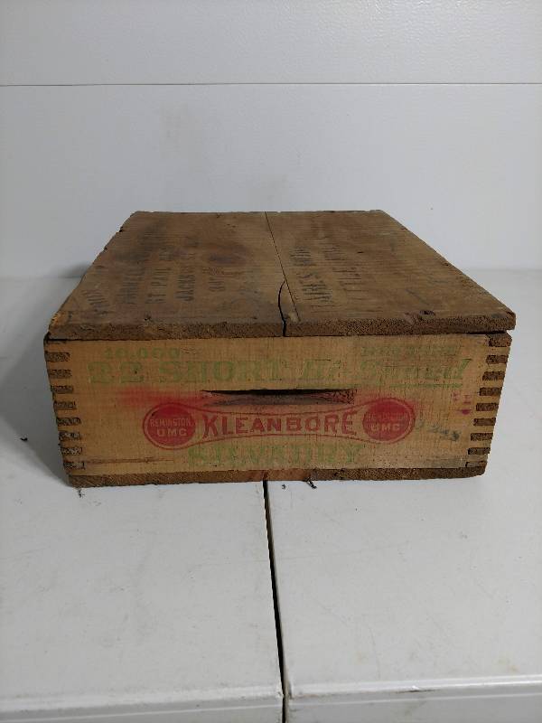 lot 14 image: Vintage Wooden Ammo Box