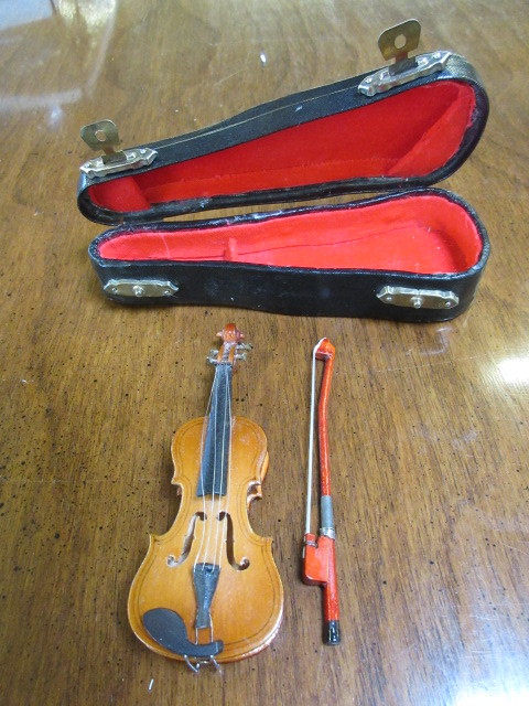 lot 114 image: TINY VIOLIN WITH CASE