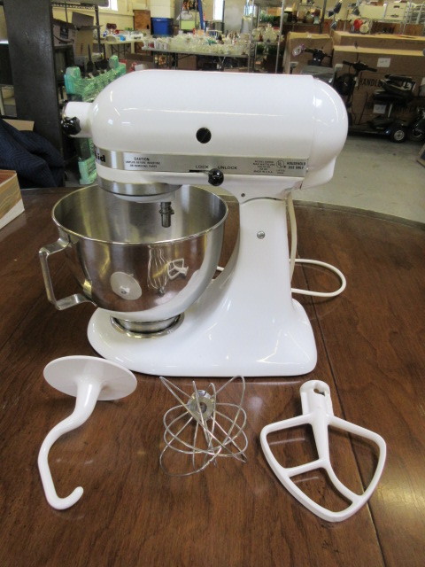 lot 115 image: KITCHENAID STAND MIXER 4.5 QUART