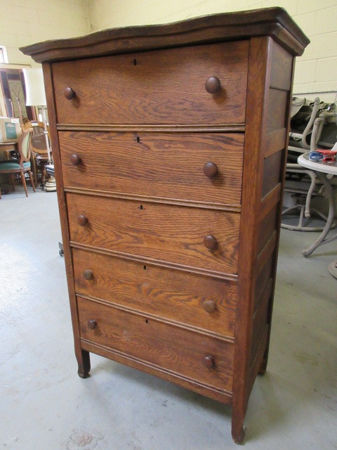 lot 116 image: SOLID OAK 5 DRAWER DRESSER