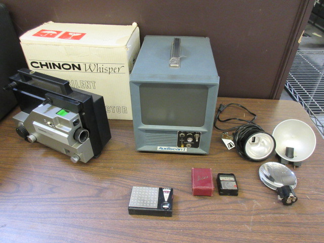 lot 143 image: PROJECTORS, TRANSISTOR RADIO AND CAMERA ACCESSORIES