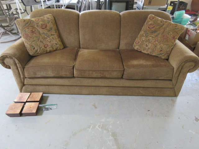 lot 145 image: LA-Z-BOY SOFA