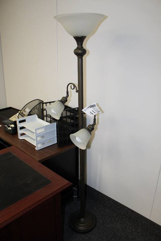 lot 41 image: 3-Lamp Floor Lamp