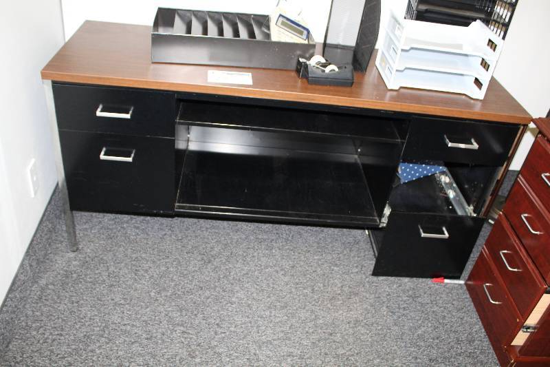 lot 77 image: 4-Drawer Metal Office Desk w Wood Top