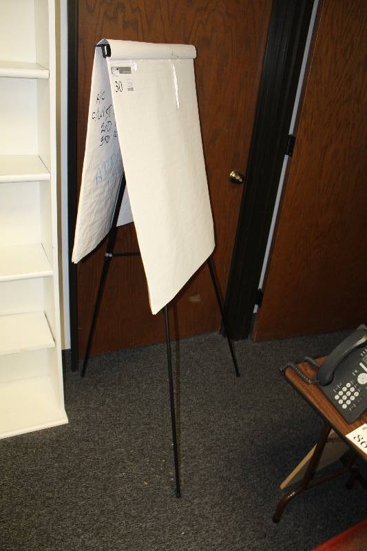 lot 30 image: Easel Display Stand