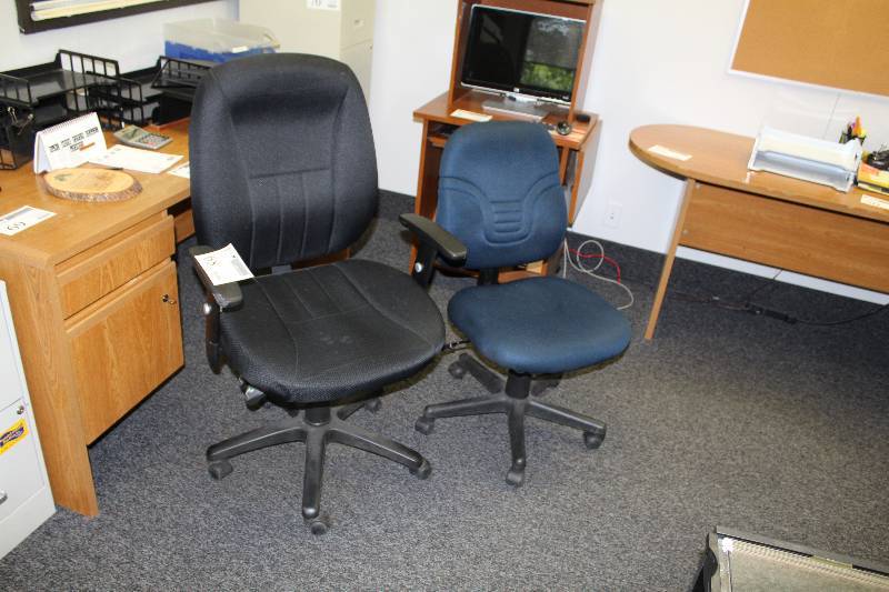 lot 68 image: Lot of (2) Rolling Office Chairs