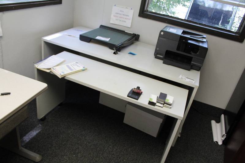 lot 65 image: Office Desk w Matching Rolling Table