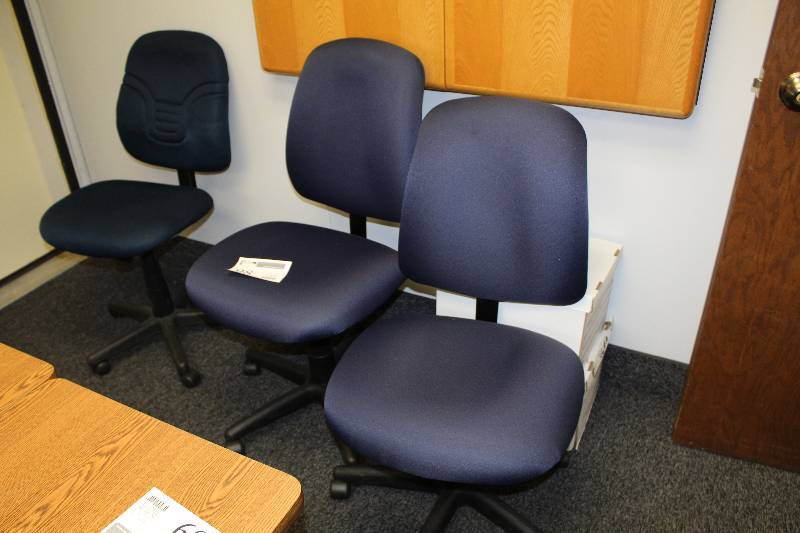 lot 98 image: Lot of (2) Rolling Office Chairs