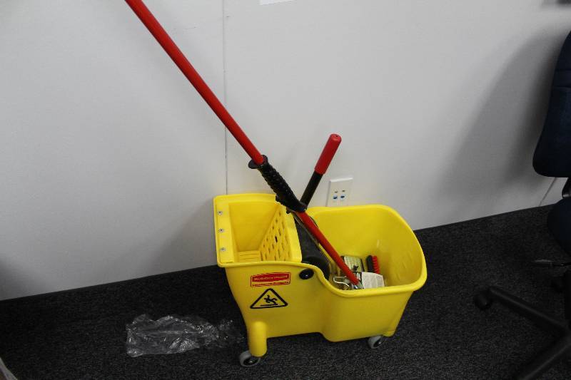 lot 28 image: Gator Mop, Mop Bucket