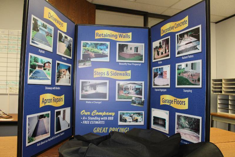lot 18 image: 3-Panel Commercial Sales Booth Display w Carry Bag