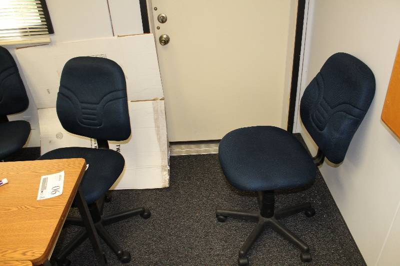 lot 97 image: Lot of (2) Rolling Office Chairs