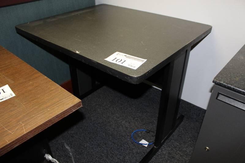 lot 101 image: Office Table