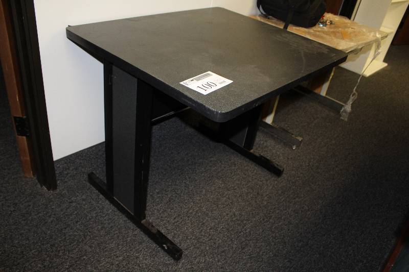 lot 100 image: Office Table