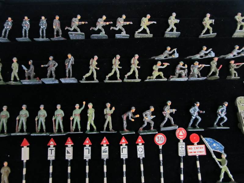 lot 55 image: Large Lot of Original Vintage SAE 30mm Painted Lead Soldiers