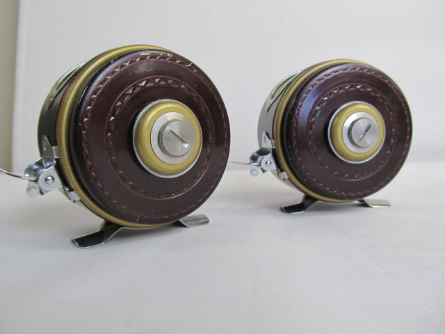 lot 16 image: Matching Pair of NICE Vintage Shakespeare TRU-ART Vertical Fly Fishing Reels