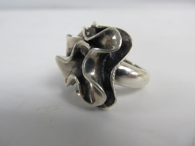 lot 27 image: Large Heavy Sculptural Sterling Silver Ladies Ring