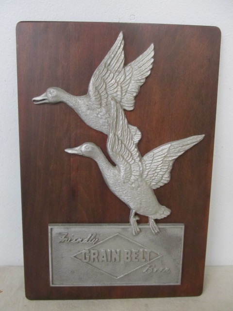lot 29 image: Original Vintage 1940s GRAIN BELT PREMIUM Beer Sign 
