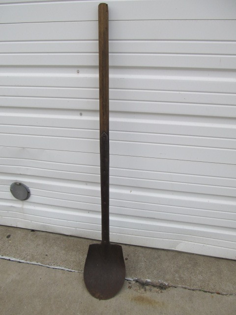 lot 43 image: NICE Old Vintage BELL SYSTEM Telephone Linesmans Shovel