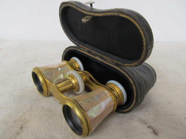 lot 50 image: Old Vintage Colmont De Paris Mother of Pearl Opera Binoculars wCase