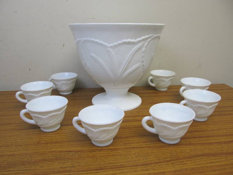lot 114 image: Vintage Milk Glass Punch Bowl & Cups