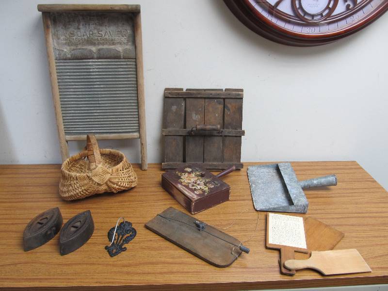 lot 118 image: Lot of Antique Primitive Items