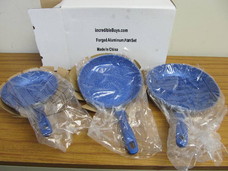 lot 120 image: BRAND NEW Set of 3 Skillets