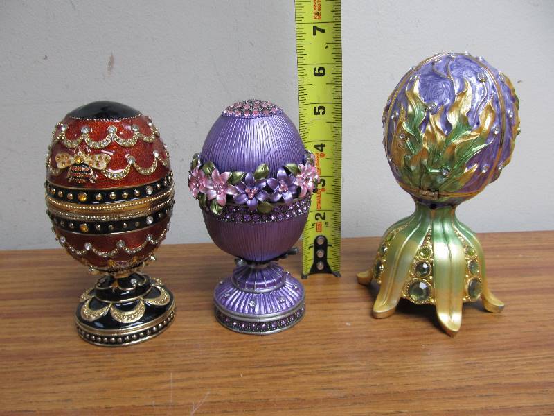 lot 64 image: Ornate Enameled & Jeweled Egg Trinket Boxes - 1 Music Box