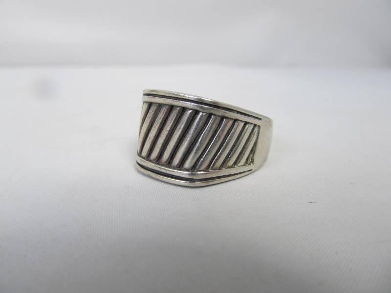 lot 144 image: Large Vintage Mens Sterling Silver Ring