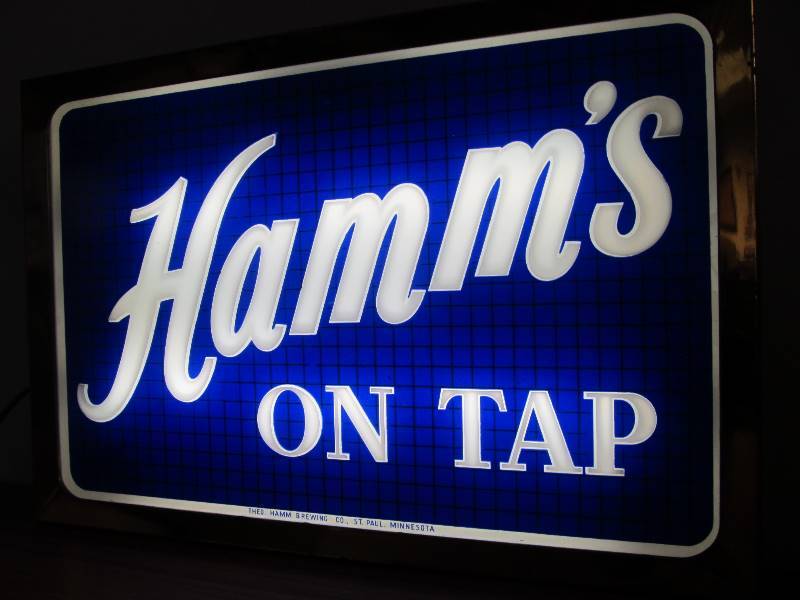 lot 1 image: Original 1940s HAMMS ON TAP Lighted Glass Beer Sign
