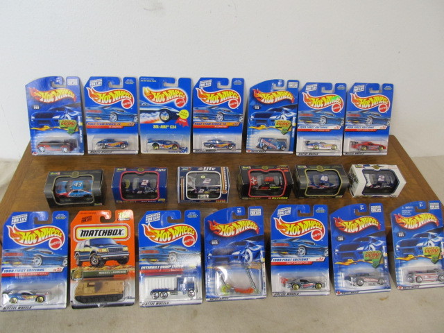 lot 65 image: Large Lot of MINT Brand New Diecast Cars Hot Wheels etc.