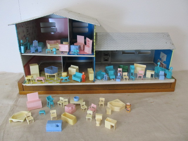 lot 72 image: Vintage MARX Tin Litho Doll House wLARGE Group of Furniture
