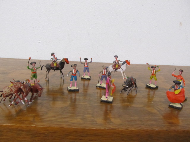 lot 73 image: Lot of Vintage Miniature Mexican Folk Art Bullfighters etc