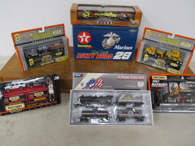 lot 86 image: Lot of MINT Brand New Diecast Cars Playsets Hot Wheels etc.