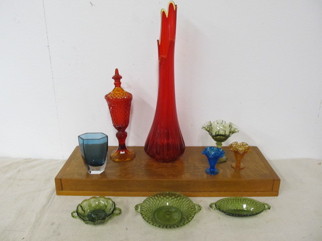 lot 102 image: Group of Vintage Colored Glass