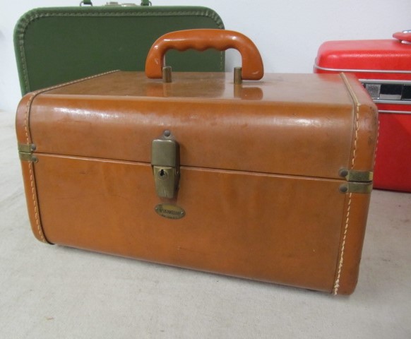 lot 127 image: 3 Pieces of Small Sized Vintage Luggage