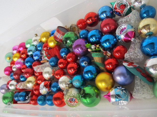 lot 152 image: Lot of Vintage Glass Christmas Ornaments